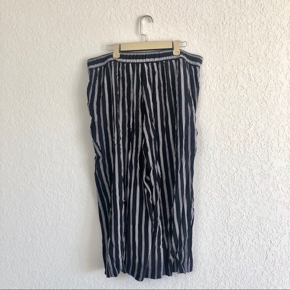 NWOT LOFT Plus Wide Leg B&W Pinstripe Trousers 🖤 - Picture 12 of 12